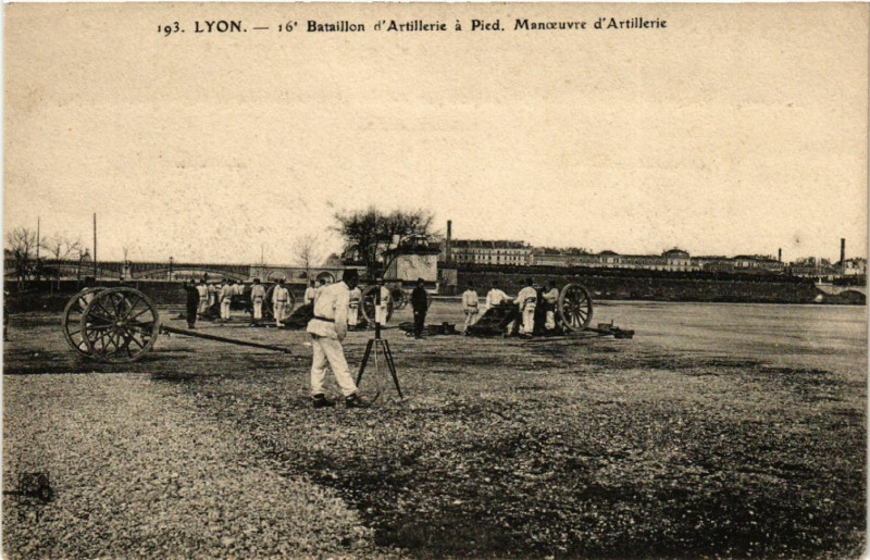 Carte postale ancienne Lyon 16e Bataillon d'Artilerie a Pied Manoeuvre d'Artillerie à Lyon