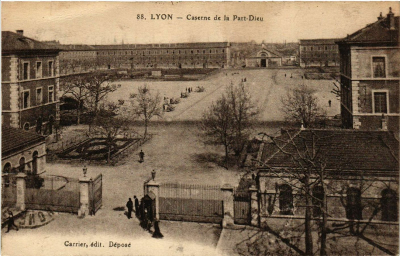 Carte postale ancienne Lyon Caserne de a Part-Dieu à Lyon