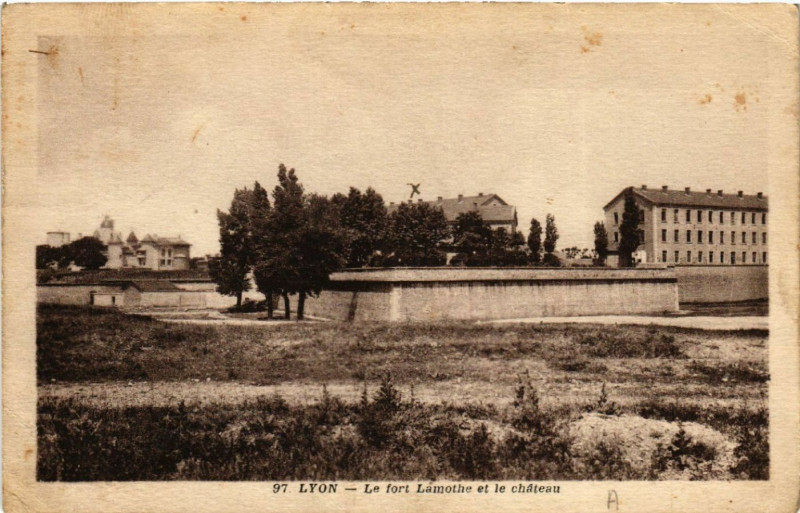 Carte postale ancienne Lyon Le Fort Lamothe et le chateau à Lyon