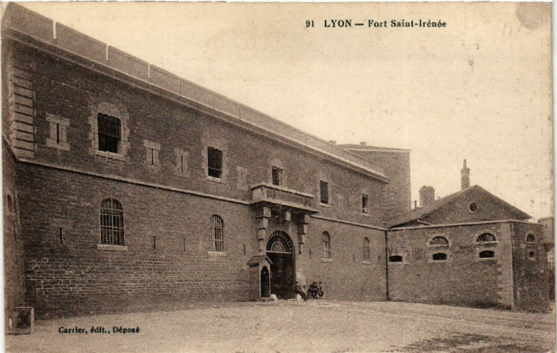 Carte postale ancienne Lyon Fort Saint-Irenee à Lyon