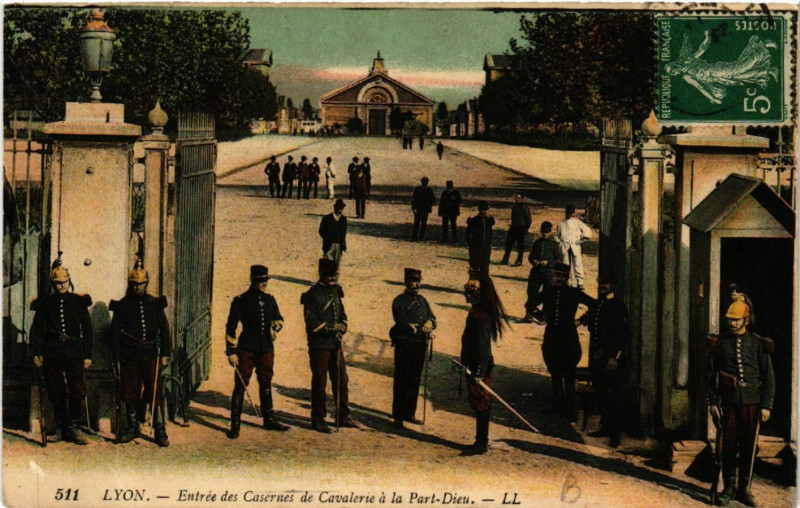 Carte postale ancienne Lyon Entrée des Casernes de Cavalerie a la Part Dieu à Lyon