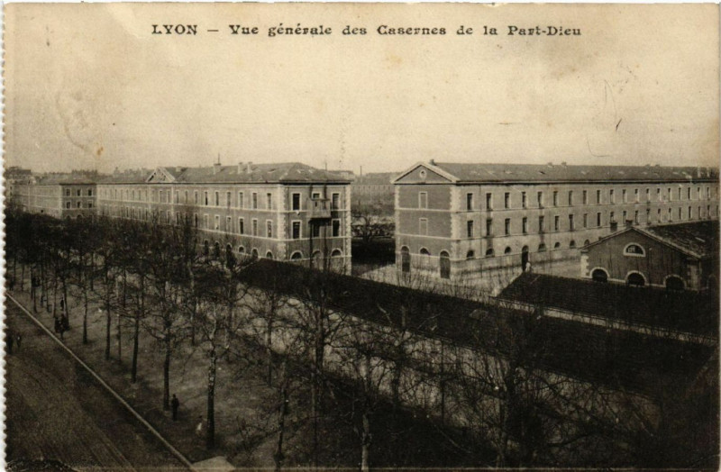 Carte postale ancienne Lyon vue générale des Casernes de la Part-Dieu à Lyon