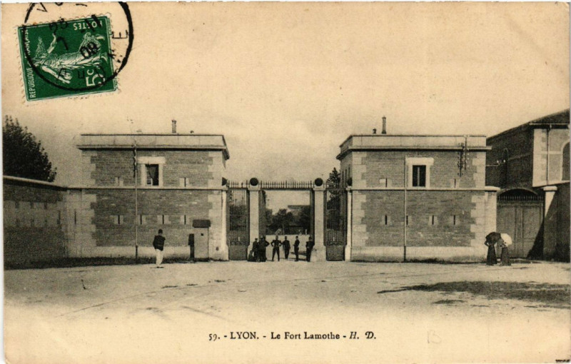 Carte postale ancienne Lyon Le Fort Lamothe à Lyon