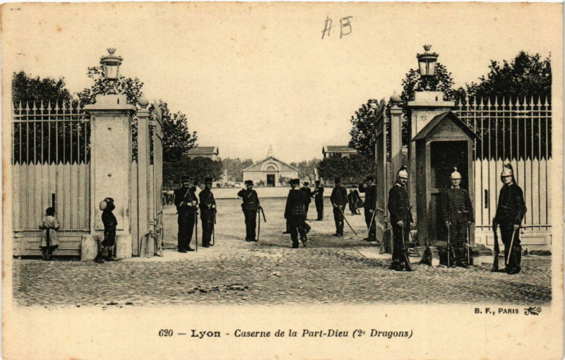 Carte postale ancienne Lyon Caserne de la Part-Dieu 2e Dragons à Lyon