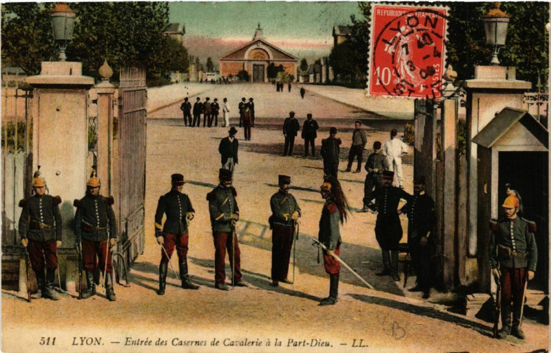 Carte postale ancienne Lyon Entrée des Casernes de Cavalerie a la Part Dieu à Lyon