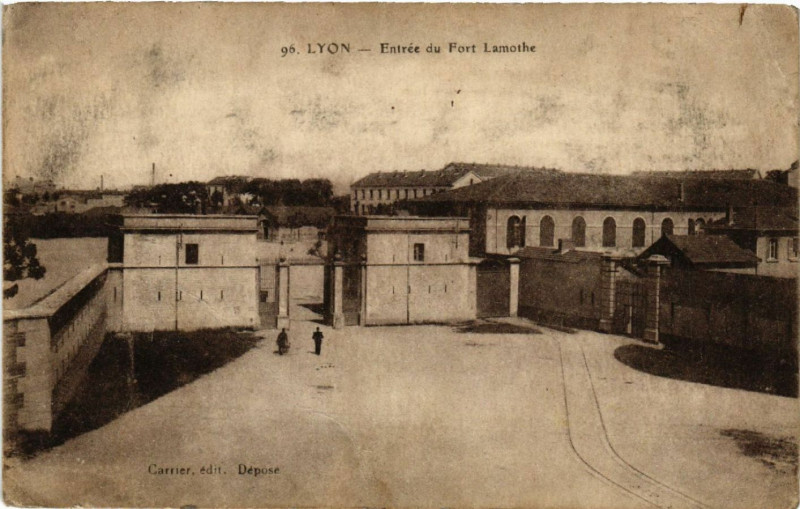 Carte postale ancienne Lyon Entrée du Fort Lamothe à Lyon