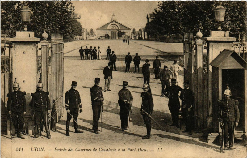 Carte postale ancienne Lyon Entrée des Casernes de Cavalerie a la Part Dieu à Lyon