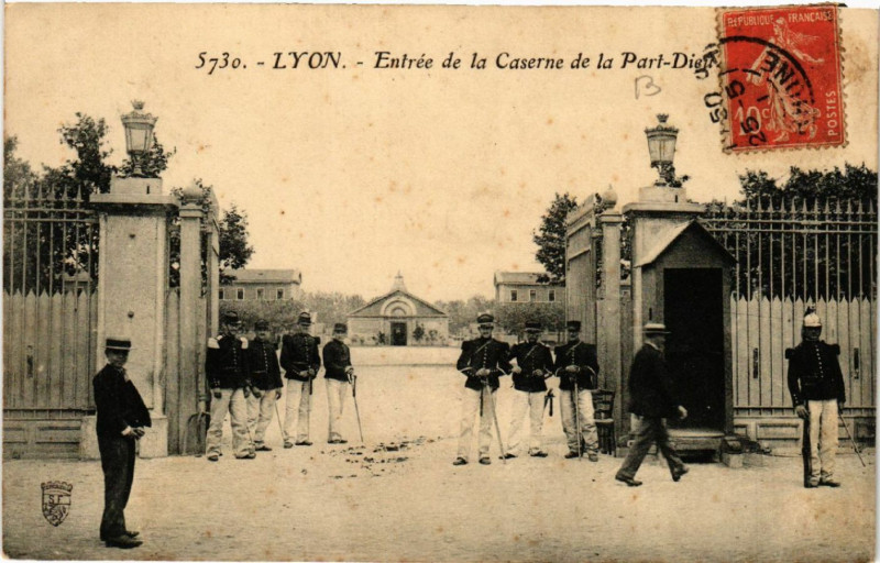 Carte postale ancienne Lyon Entrée de la caserne de la part dieu à Lyon