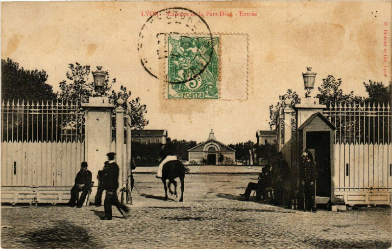 Carte postale ancienne Lyon Caserne de la Part-Dieu Entrée à Lyon
