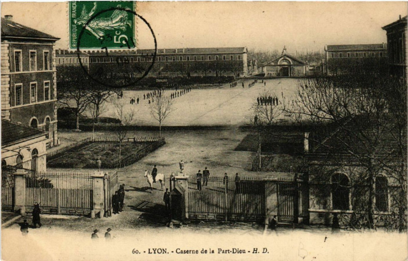 Carte postale ancienne Lyon Caserne de la Part-Dieu à Lyon