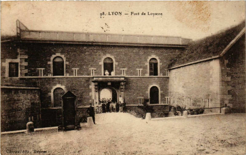 Carte postale ancienne Lyon Fort de Loyasse à Lyon