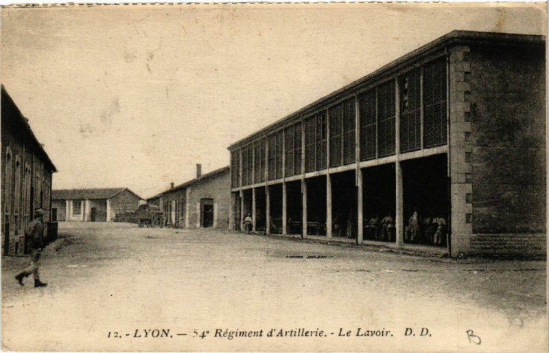 Carte postale ancienne Lyon 54e Regiement d'Artillerie le Lavoir à Lyon