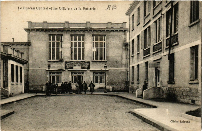 Carte postale ancienne Lyon Le Bureau Central et les Officiers de la Batterie à Lyon