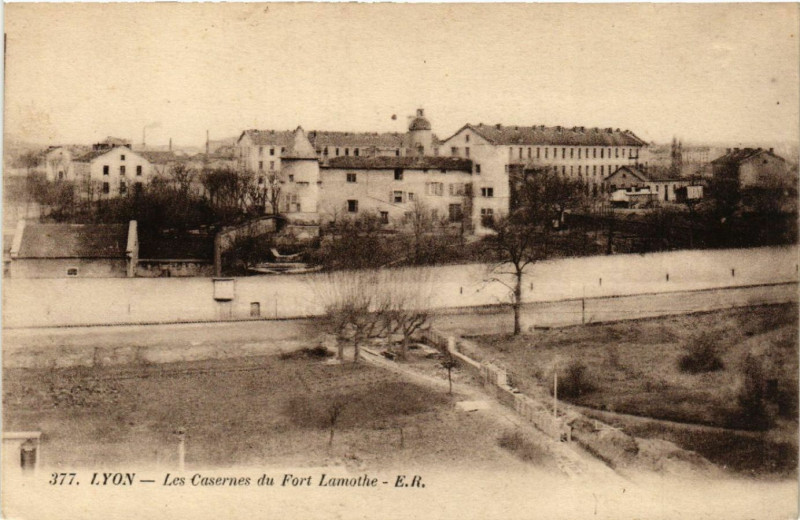 Carte postale ancienne Lyon les Casernes du Fort Lamothe à Lyon