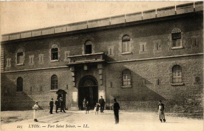 Carte postale ancienne Lyon Fort Saint-Irenee à Lyon