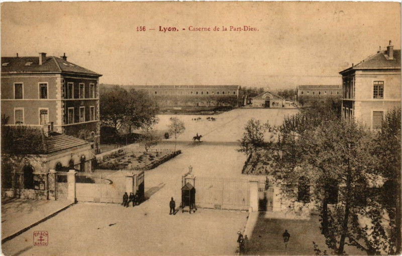 Carte postale ancienne Lyon Caserne de la Part-Dieu à Lyon