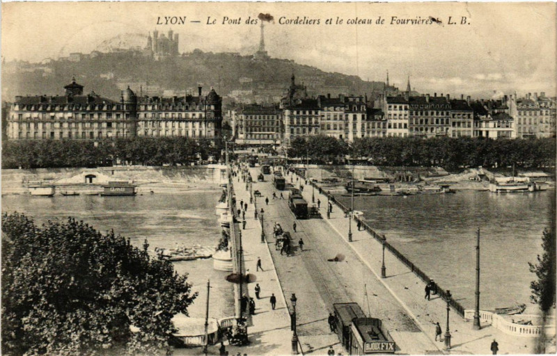 Carte postale ancienne Lyon Le Pont des Cordeliers et le coteau de FOURVIEREs à Lyon