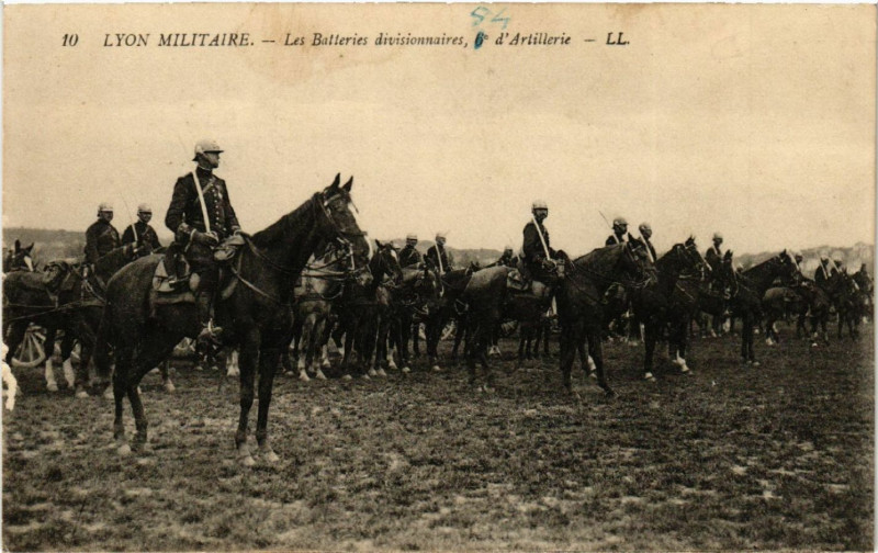 Carte postale ancienne Lyon Militaire Les Batteries divisionnaires 6e d'Artillerie à Lyon