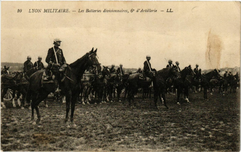 Carte postale ancienne Lyon Militaire Les Batteries divisionnaires 6e d'Artillerie à Lyon