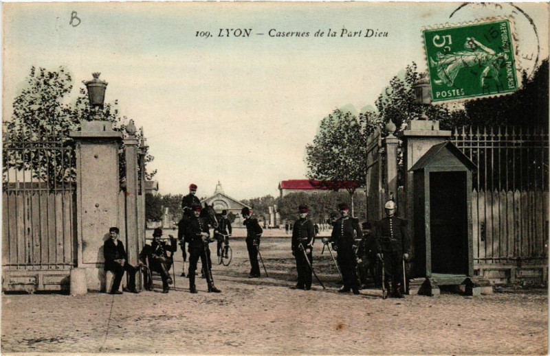 Carte postale ancienne Lyon Casernes de la Prt Dieu à Lyon