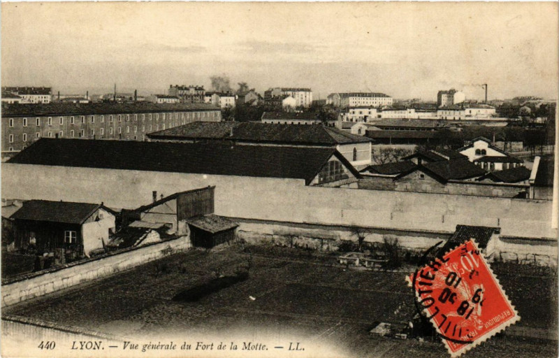 Carte postale ancienne Lyon vue générale du Fort de la Motte à Lyon