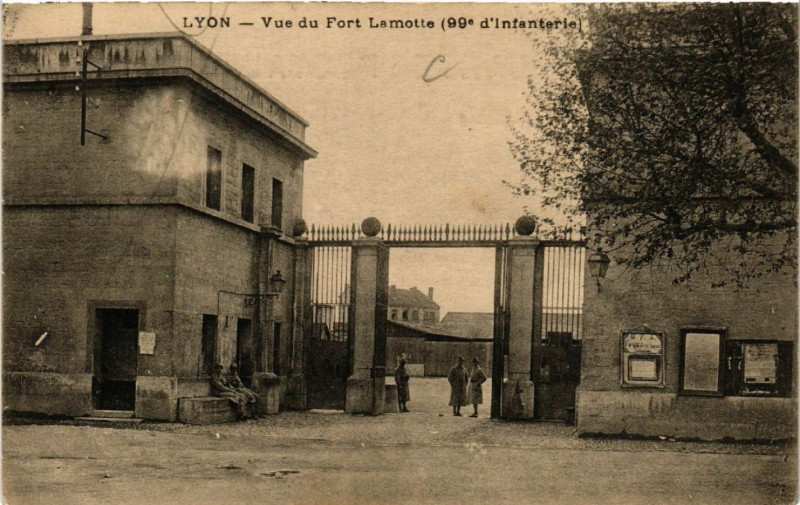 Carte postale ancienne Lyon vue du Fort Lamotte 99e d'Infanterie à Lyon