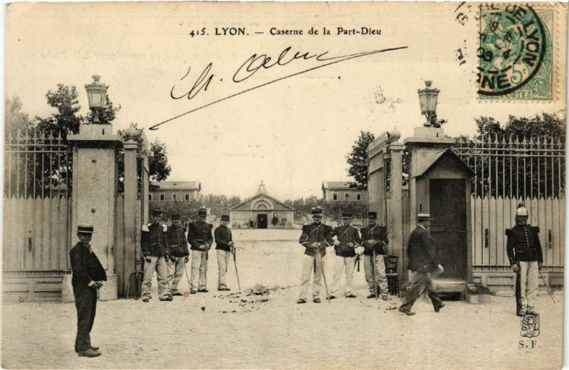 Carte postale ancienne Lyon Caserne de la Part-Dieu à Lyon