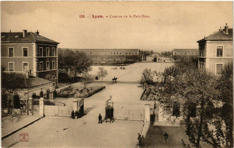 Carte postale ancienne Lyon Caserne de la Part-Dieu à Lyon