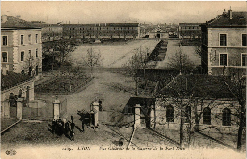 Carte postale ancienne Lyon vue générale de la caserne de la part dieu à Lyon