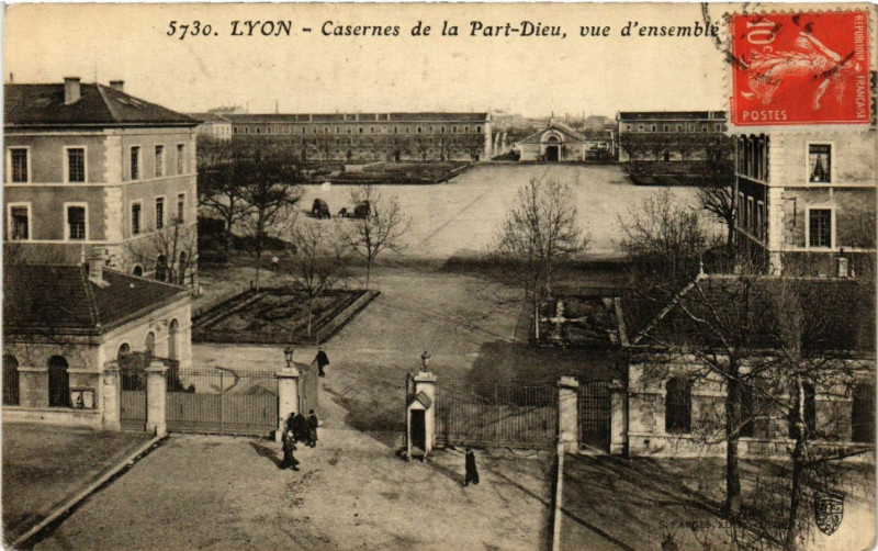 Carte postale ancienne Lyon Casernes de la Prt Dieu vue d'ensemble à Lyon