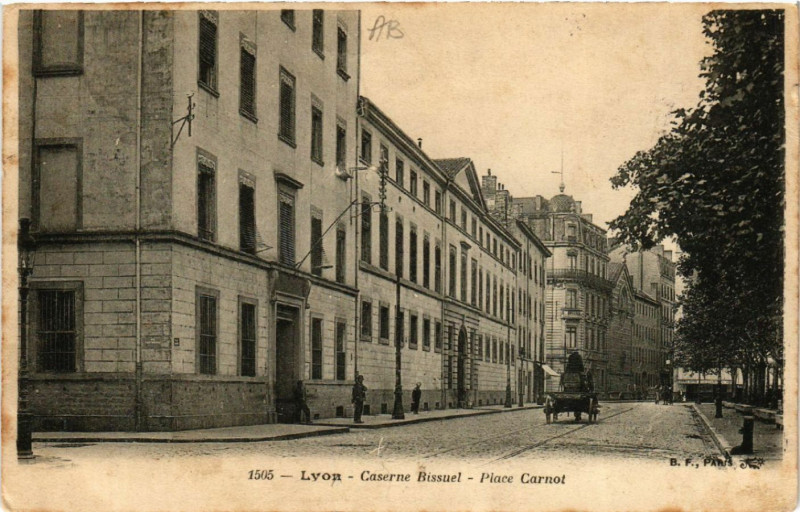 Carte postale ancienne Lyon Caserne Bissuel Place Carnot à Lyon