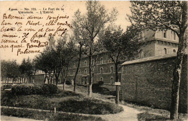 Carte postale ancienne Lyon Le Fort de la Vitriolerie L'Entrée à Lyon