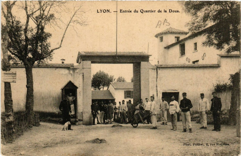 Carte postale ancienne Lyon Entrée du Quartier de la Doua à Lyon