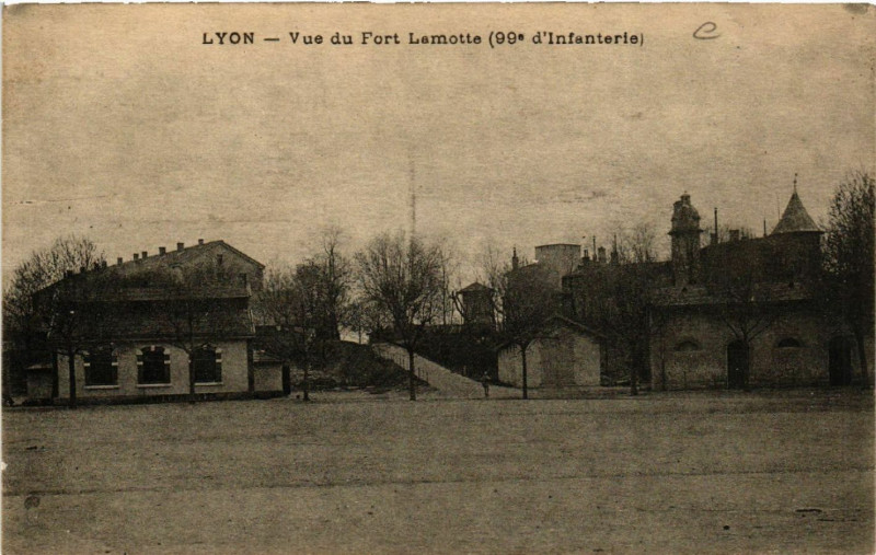 Carte postale ancienne Lyon vue du Fort Lamotte. 99e d'Infaterie à Lyon