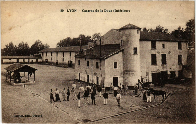 Carte postale ancienne Lyon Caserne de la Doua Intérieur à Lyon