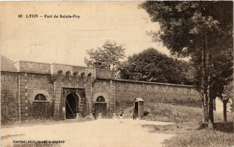 Carte postale ancienne Lyon Fort de Sainte-Foy à Lyon