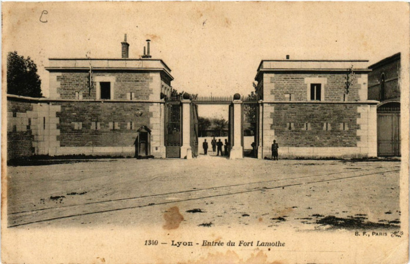 Carte postale ancienne Lyon Entrée du Fort Lamothe à Lyon