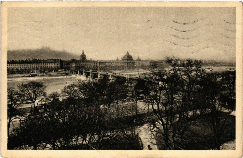 Carte postale ancienne Lyon Perspective sur les Ponts de la Guillotiere Wilson à Lyon