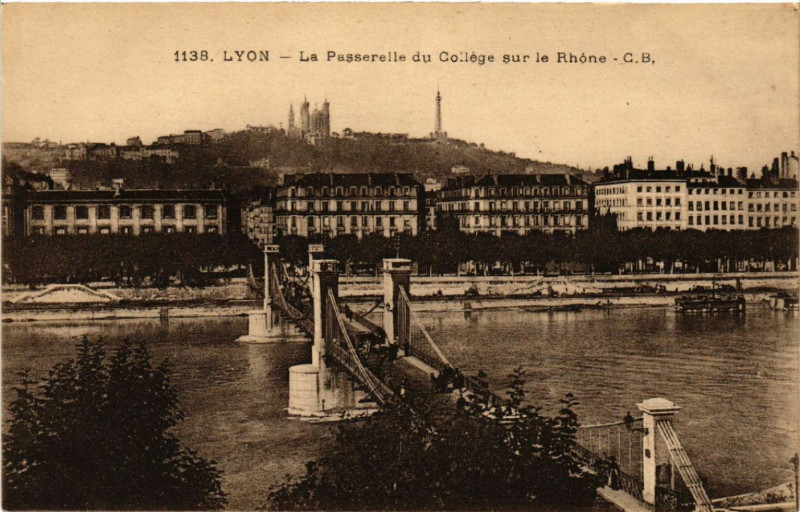 Carte postale ancienne Lyon La Passerelle du College sur le Rhone à Lyon