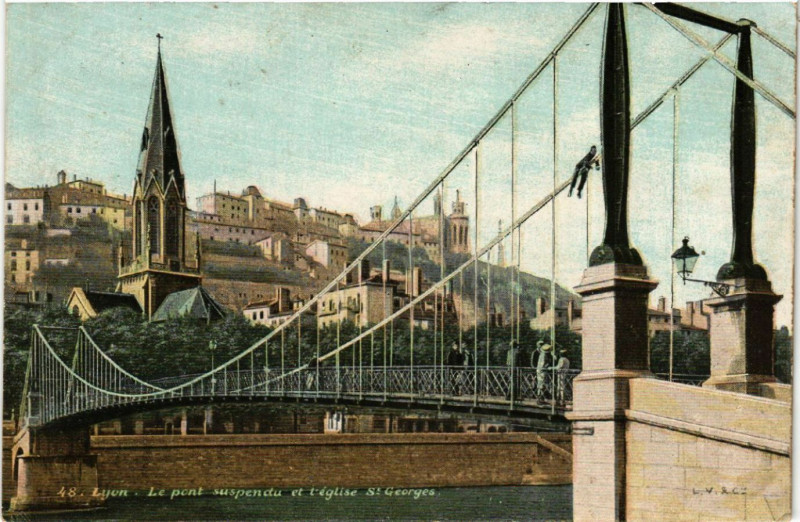 Carte postale ancienne Lyon Le Pont suspendu et l'Eglise Saint-Georges à Lyon