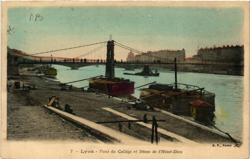 Carte postale ancienne Lyon Pont du College et Dome de l'Hotel-Dieu à Lyon