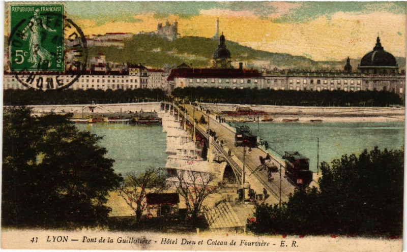 Carte postale ancienne Lyon Pont de la Guillotiere Hotel Dieu et Coteau de Fourviere à Lyon