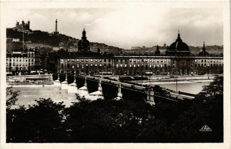 Carte postale ancienne Lyon Pont de la Guillotiere et le grand Hotel Dieu à Lyon
