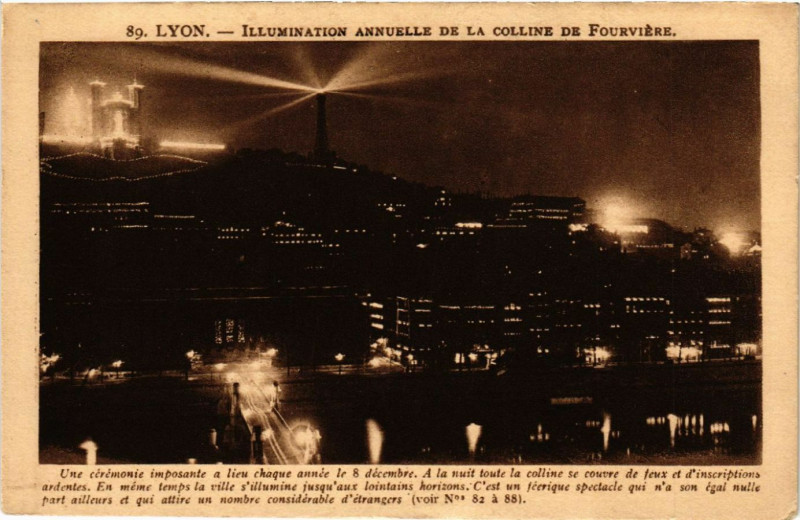 Carte postale ancienne Lyon Illumination annuelle de la Colline de Fourviere à Lyon