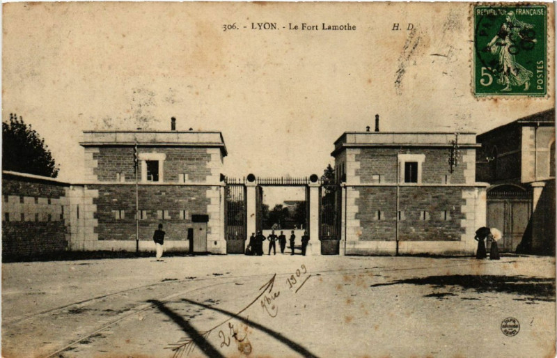 Carte postale ancienne Lyon Le Fort Lamothe à Lyon