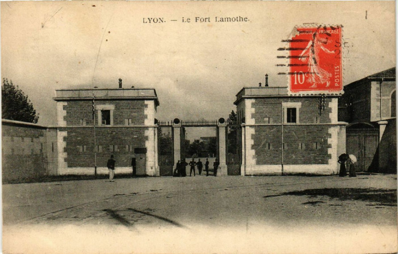 Carte postale ancienne Lyon Le Fort Lamothe à Lyon