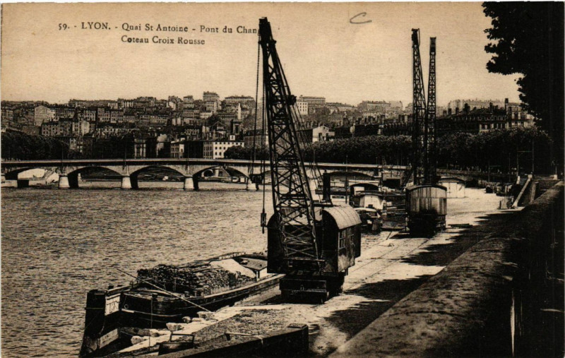 Carte postale ancienne Lyon Quai Saint-Antoine Pont du Change. Coteau Crois Rousse à Lyon