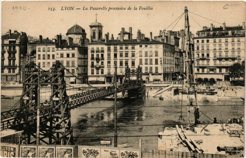 Carte postale ancienne Lyon La Passerelle provisoire de la Feuillee à Lyon