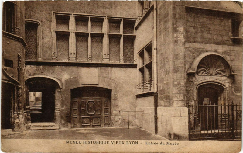 Carte postale ancienne Lyon Musée Historique Vieux Lyon Entrée du Musée à Lyon