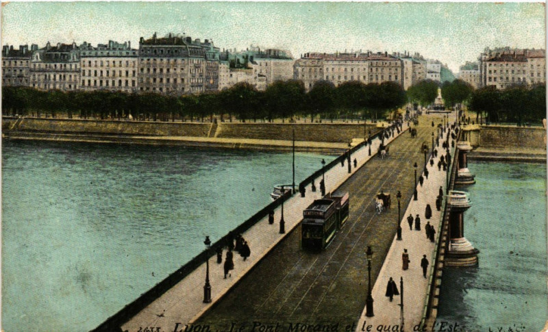 Carte postale ancienne Lyon Le Pont Morand et le Qaui de l'Est à Lyon